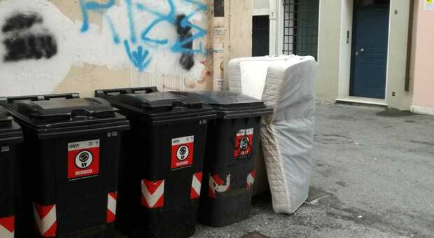Tra i rifiuti abbandonati a Vicenza è stato trovato anche un materasso