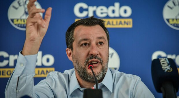 Salvini, il processo della Lega. Maroni: cambiamo leader. E Bossi rimane fuori