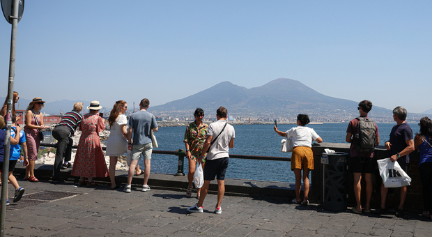 Ferragosto, turisti sul lungomare di Napoli
