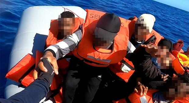 Migranti, la Sea Eye 4 non verrà ad Ancona: la nave con 144 sopravvissuti si dirige a Reggio Calabria