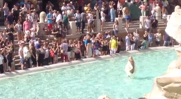 Roma, una donna si immerge come Anita Ekberg nella Fontana di Trevi davanti ai turisti