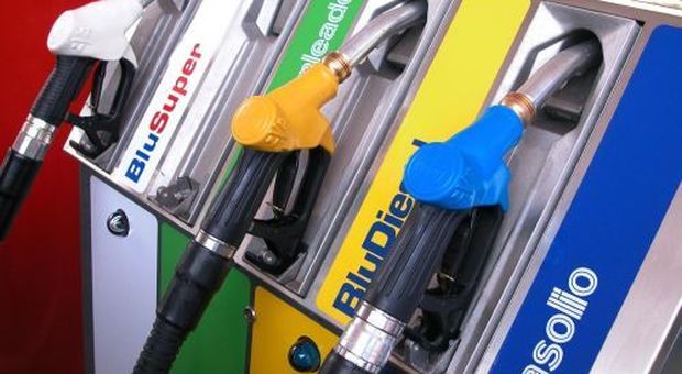 Benzina, da oggi ai distributori le nuove etichette Ue: cosa cambia