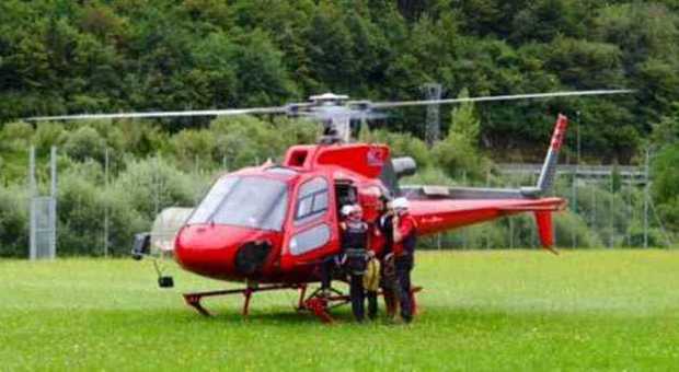 Soccorsi - I tre giovani alpinisti sbarcati a valle dall'elicottero della Protezione civile Fvg