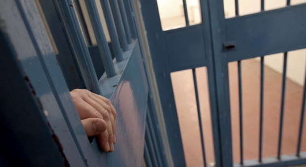 Tensione nel carcere di Vicenza: tre detenuti salgono sul muro dei cortili per protesta