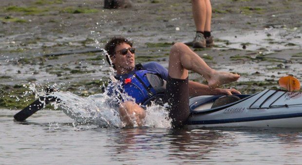 Trudeau, la goffa manovra per salire in canoa: e il premier canadese cade in acqua