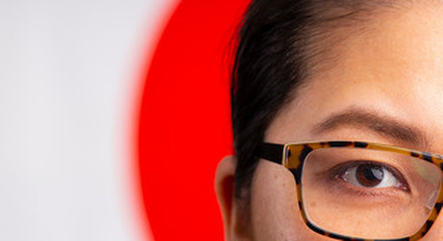 Dopo i tacchi alti in azienda ora le donne giapponesi protestano contro il divieto degli occhiali