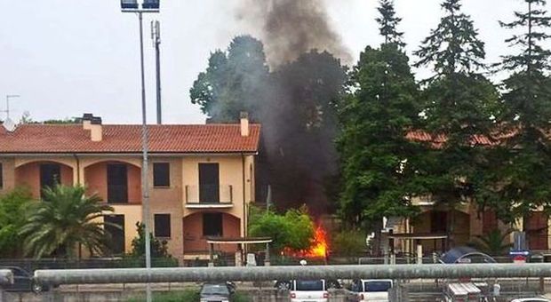 Pesaro, barbecue col botto: «Fuggiamo, scoppia tutto» La nipote salva la famiglia dall'esplosione della bombola di gas