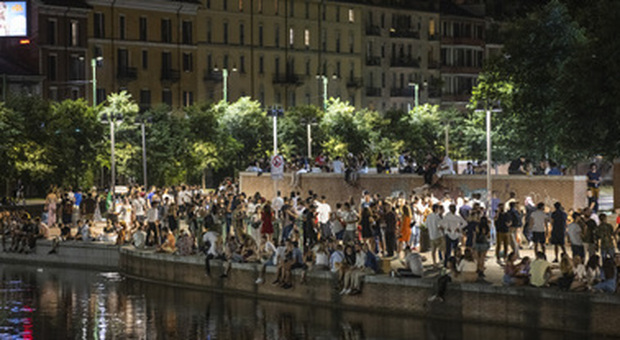Milano, movida violenta in Darsena: lanciate bottiglie di vetro sui passanti