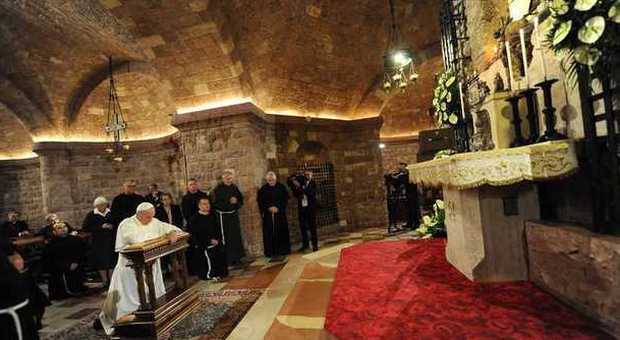 Il Papa: «Sulla tomba di San Francesco ho chiesto il dono della semplicità»