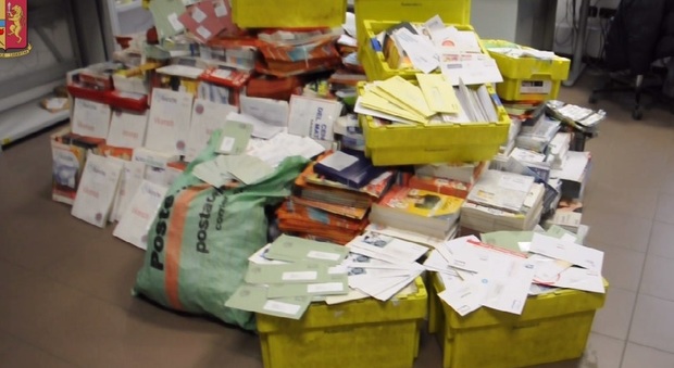 Da 8 anni non consegna la posta: 572 chili di lettere in garage