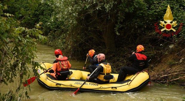 Lunigiana, canoa si ribalta durante l'escursione nel torrente: disperso un 66enne