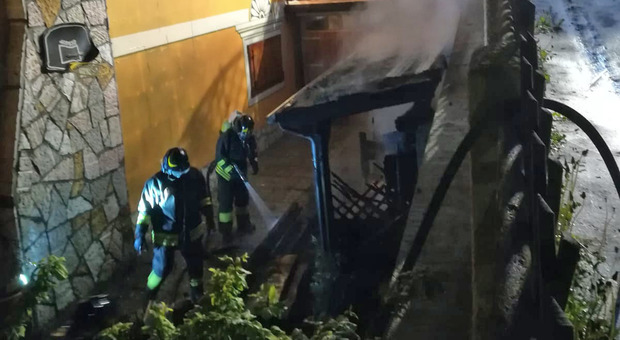 Legnaia in fiamme, proprietario e pompieri "salvano" l'abitazione
