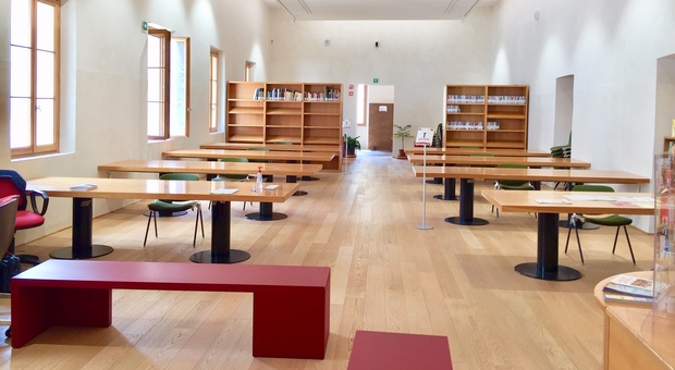 La sala lettura della biblioteca di Belluno nella sede provvisoria di palazzo Bembo