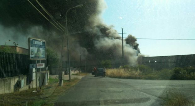 Paliano, fabbriche in fiamme nella zona industriale. Il sindaco: «Tenete le finestre chiuse»