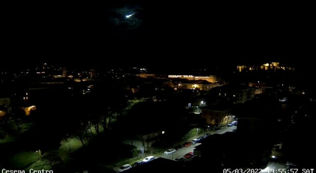 Meteora sorvola i cieli di mezza Italia: il boato e la palla di fuoco riprese da una webcam di Cesena