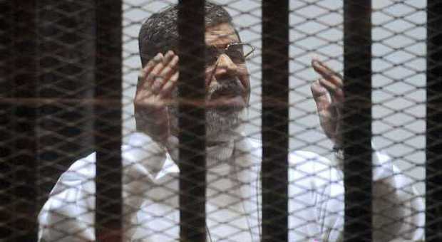 Egitto, confermata la condanna a morte per l'ex presidente Morsi per evasione di massa