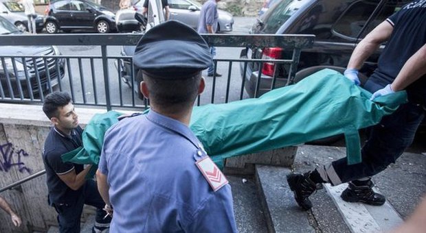 Bimbo muore in metro a Roma. Ascensore bloccato, la madre: "Mi è scivolato"