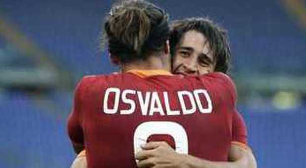 Osvaldo e Bojan festeggiano (foto Riccardo De Luca - Ap)