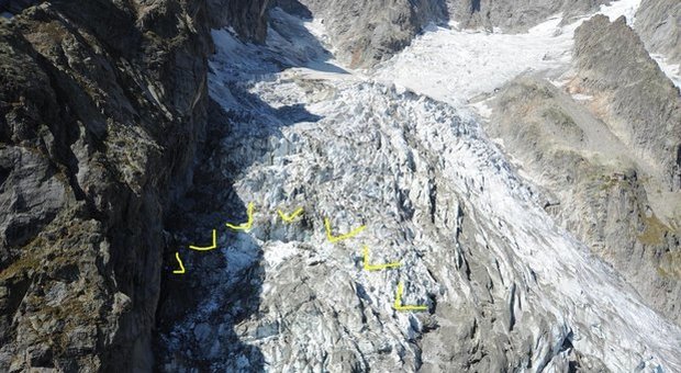 Evidenziata dai segni gialli la frattura nel ghiacciaio Planpincieux che sta per crollare