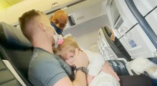 Bimba di 2 anni rifiuta di mettere la mascherina, la famiglia viene cacciata dall'aereo