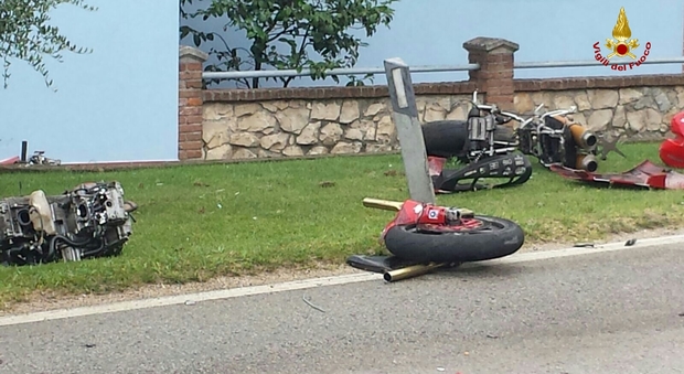 La moto finisce sotto un'auto e si disintegra: morta giovane coppia