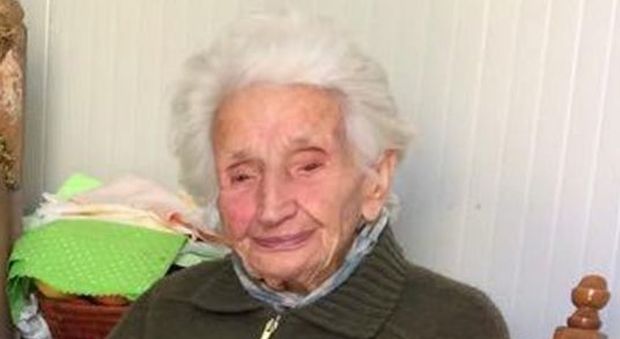 Terremoto nelle Marche, nonna Peppina torna a casa a Fiastra