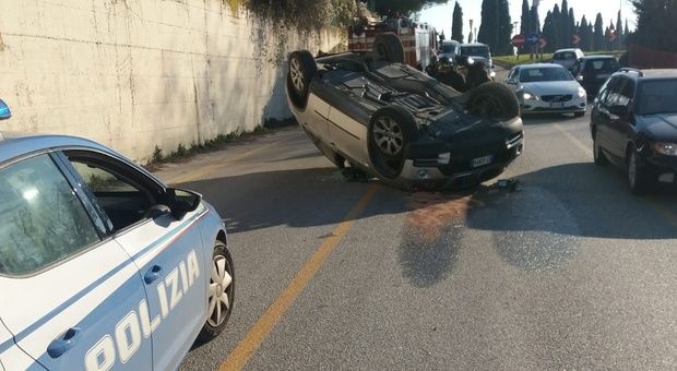 Violento scontro all'altezza del ponte sul Piave: due auto capottano, un ferito grave