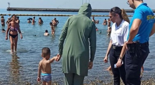 «Qui così non potete farlo». Musulmane fanno il bagno vestite a Trieste, scoppia la protesta