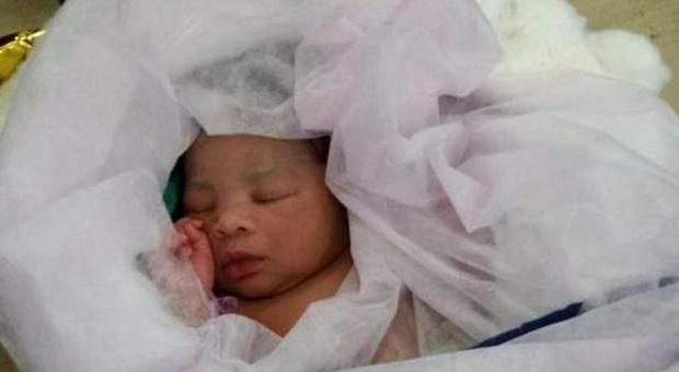 Pozzallo, sbarcano 870 migranti: c'è anche una neonata
