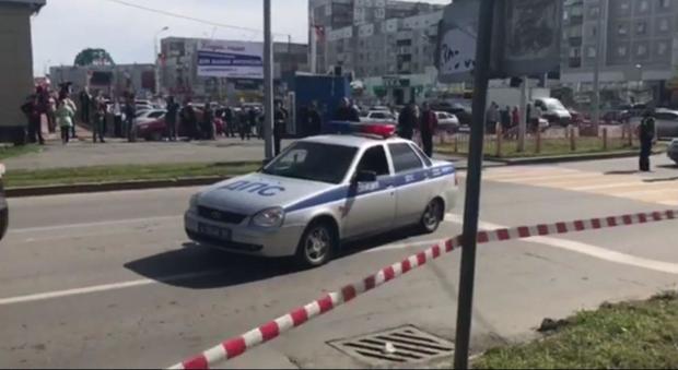 Russia, attacca passanti a coltellate e viene ucciso dalla polizia: 8 feriti. L'Isis rivendica