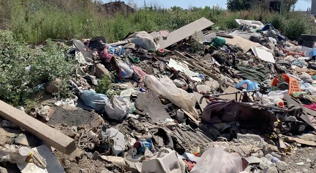 Terra dei Fuochi, rifiuti bruciati e furti: blitz dei carabinieri nel campo rom di Giugliano