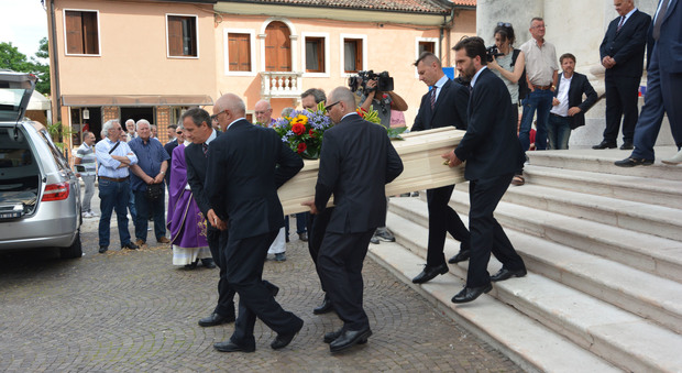 L'addio ad Antonio, socio della BpVi morto suicida: folla a funerali e sit-in