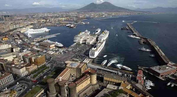 Una veduta aerea del porto di Napoli