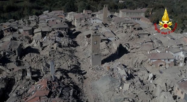 Terremoto, Amatrice: «Siamo vivi solo perché già evacuati: ho paura, ma in albergo non ci vado»