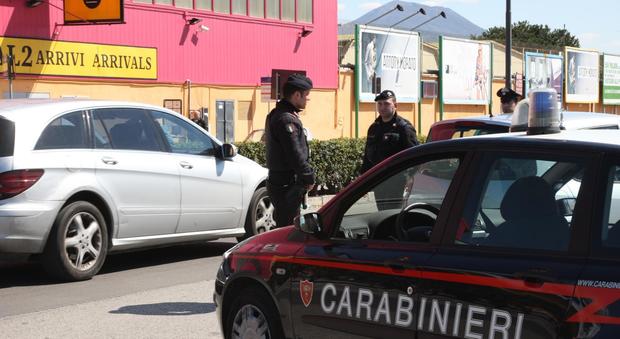 Blitz dei carabinieri all'aeroporto di Capodichino: pusher arrestata di ritorno da Londra