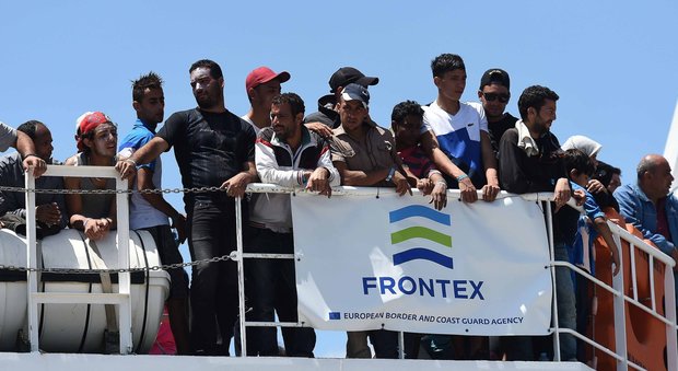Migranti, dall'Italia ultimatum all'Ue. L'altolà di Macron