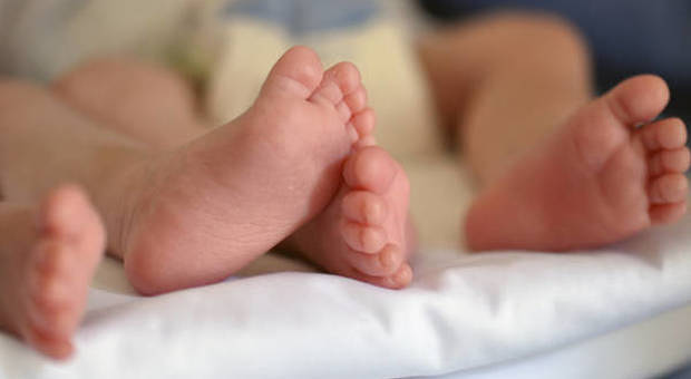 Istat, crollo delle nascite per effetto del Covid: 10mila in meno. Più 49% morti a marzo