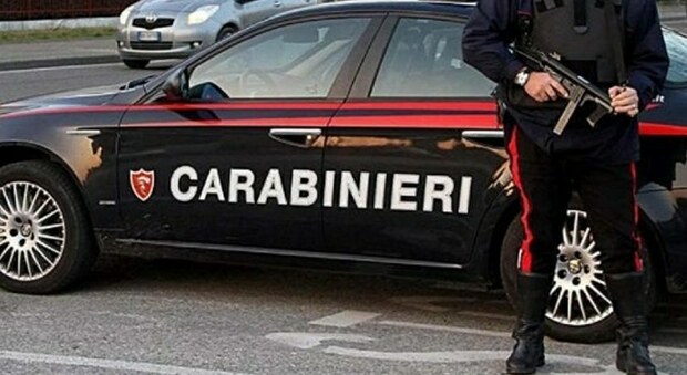 Napoli, 27enne accoltellato per aver respinto le avances di un 40enne: l'aggressore si consegna ai carabinieri