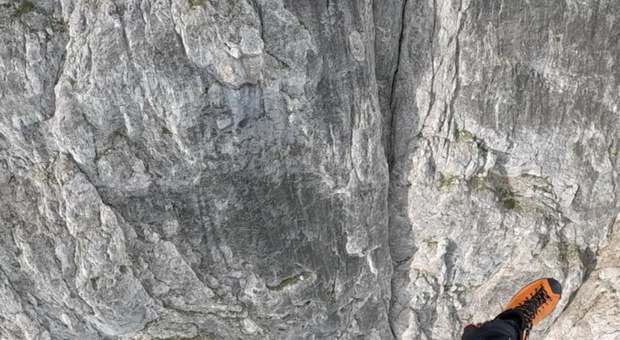 Incastrati con le corde tra le rocce, due alpinisti recuperati con l'elicottero sulla Marmolada