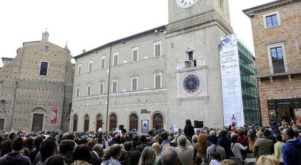 Macerata, orologio della torre civica Festa grande in piazza della Libertà