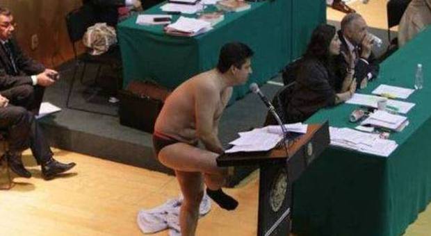 Messico, la protesta è nuda: il parlamentare si spoglia in aula durante il discorso