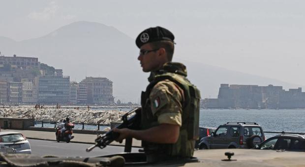 Napoli e la minaccia terrorismo Pattuglie, mitra e dissuasori ma ai Decumani c’è paura