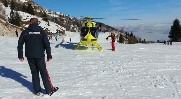 Perde gli sci, bambina di 8 anni vola dalla seggiovia per 6 metri: è grave