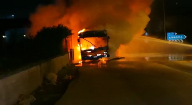 Bus della Ctp prende fuoco appena uscito dal deposito nel Napoletano