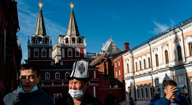 Covid, in Russia boom di positivi: oltre diecimila in un giorno. Mosca a rischio lockdown, scuole chiuse