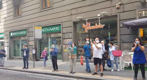 Fase 2 a Napoli, riaprono i negozi: l'applauso liberatorio dei commercianti a via Toledo