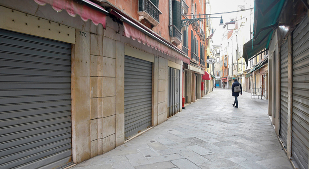 Rubavano nei negozi chiusi per Covid: 18 colpi a segno, denunciati tre giovani veneziani