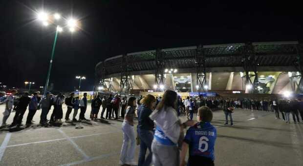 Tutti in fila davanti allo stadio Maradona