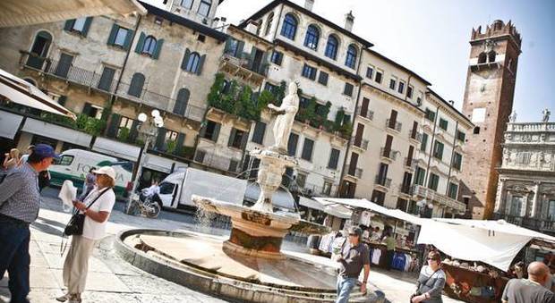 Piazza delle Erbe, vandali rovinano la statua, ma le telecamere li filmano