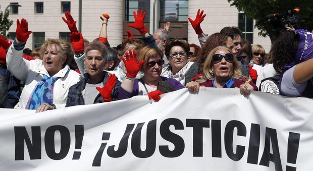 Pamplona, stupro di gruppo: condanne lievi, a migliaia protestano nelle strade «Vergogna»